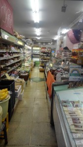 店内はこんな感じです。青果・お菓子・調味料・日配品等、取り扱いあります(* ´艸｀)