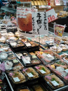 低価格で✨人気の、当店手作り弁当と沖縄製粉の粉を使った、サーターアンダギーは当店惣菜部の自慢の一品(^_^)vです❗