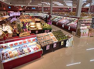 入ってすぐに青果売り場が広がり、高い天井で解放感を感じさせてくれます。