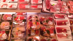 鮮度良く華やかで美味しい売場です。お客様のご要望にお応えしてお刺身をお切り致します。