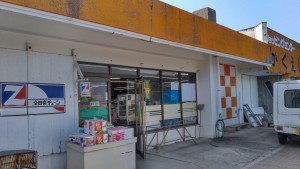里港を降りて道路を右に500m歩いた場所にあります。