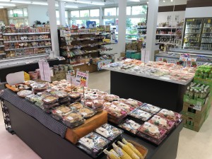 当店主力の惣菜です。お昼にはお弁当と自家製のおかずがてんこ盛りに並べられます。