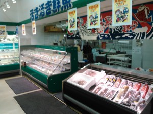 活気のあるお魚売場です