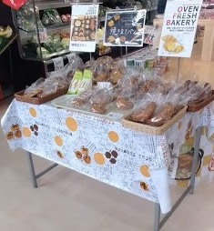 自慢の自家製造焼きたてパンになります。