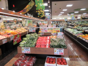 新鮮な野菜、果物たくさん品揃えしていますよ。