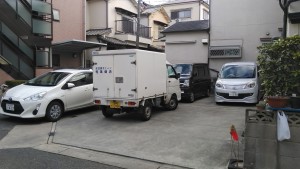店舗裏手に駐車場もございます