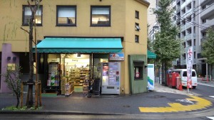 SHIROICHIビルの 1階です!斜め前のガソリンスタンドが目印です♪