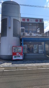 上甑島の中甑湾に面した道路沿いにあります。