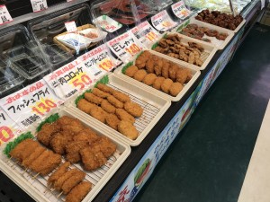 当店の日替わり揚げ物です。一番人気は鶏竜田揚げ、二番人気はみそ天、どちらも自家製です。