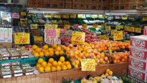 お買い得品満載！青果コーナーです。