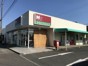 店舗の外観です。暑い日に撮ったので、よしずが立て掛けられてます。