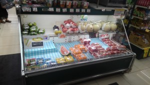 市場で仕入れた新鮮な青果です。他にも鮮魚・精肉・お酒など幅広く扱っていますのでぜひ