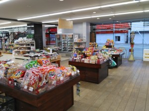 食品、菓子も充実しています