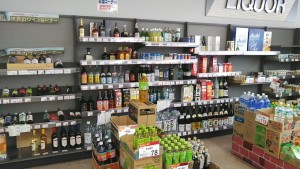 お酒類は豊富に取り揃え、樽生ビール等も飲食店様にごひいきにしていただいております。お買物は無料配達しています。ご注文も承ります。