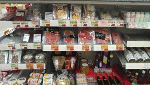 お酒のおつまみも豊富に品揃え、輸入チーズは一見です！