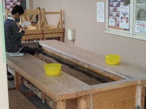 駐輪場の左手には "元気湯" と名付けた無料の足湯があり、ケロリンの桶とタオルを置いています。