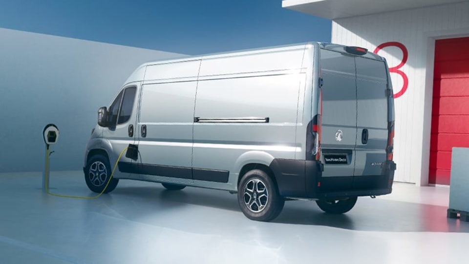 4000 L4 FWD 200kW 110kWh H2 Glazed Van Prime Auto [2024]