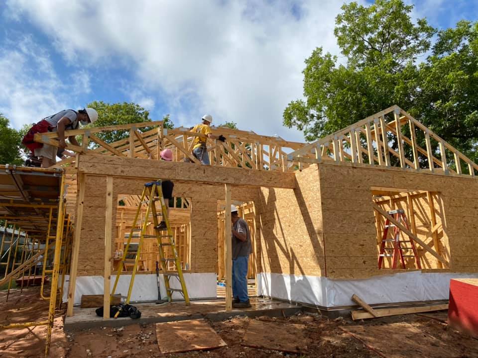 Día de enmarcado en el sitio de construcción