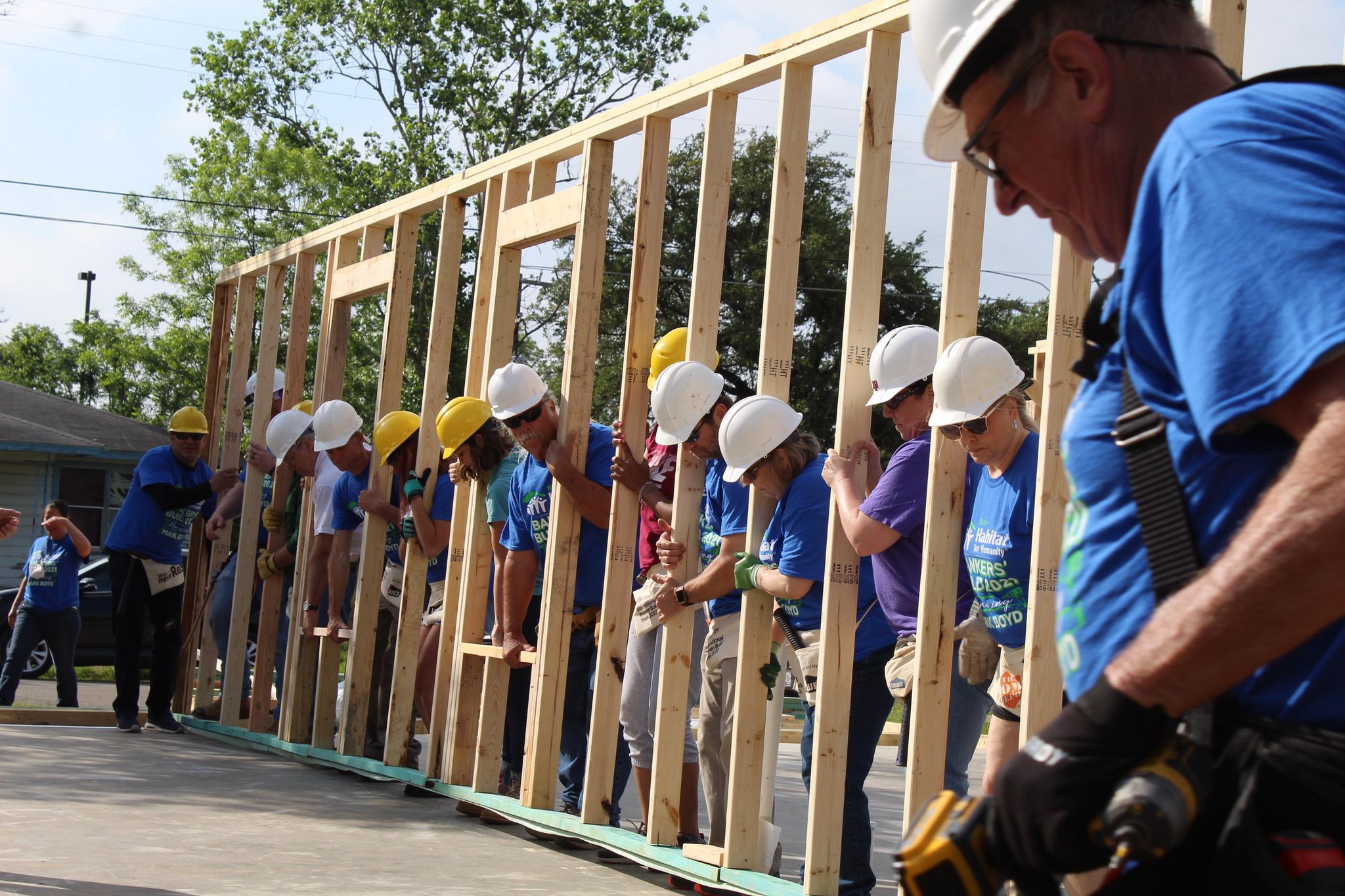 Voluntarios construyendo una casa de Habitat
