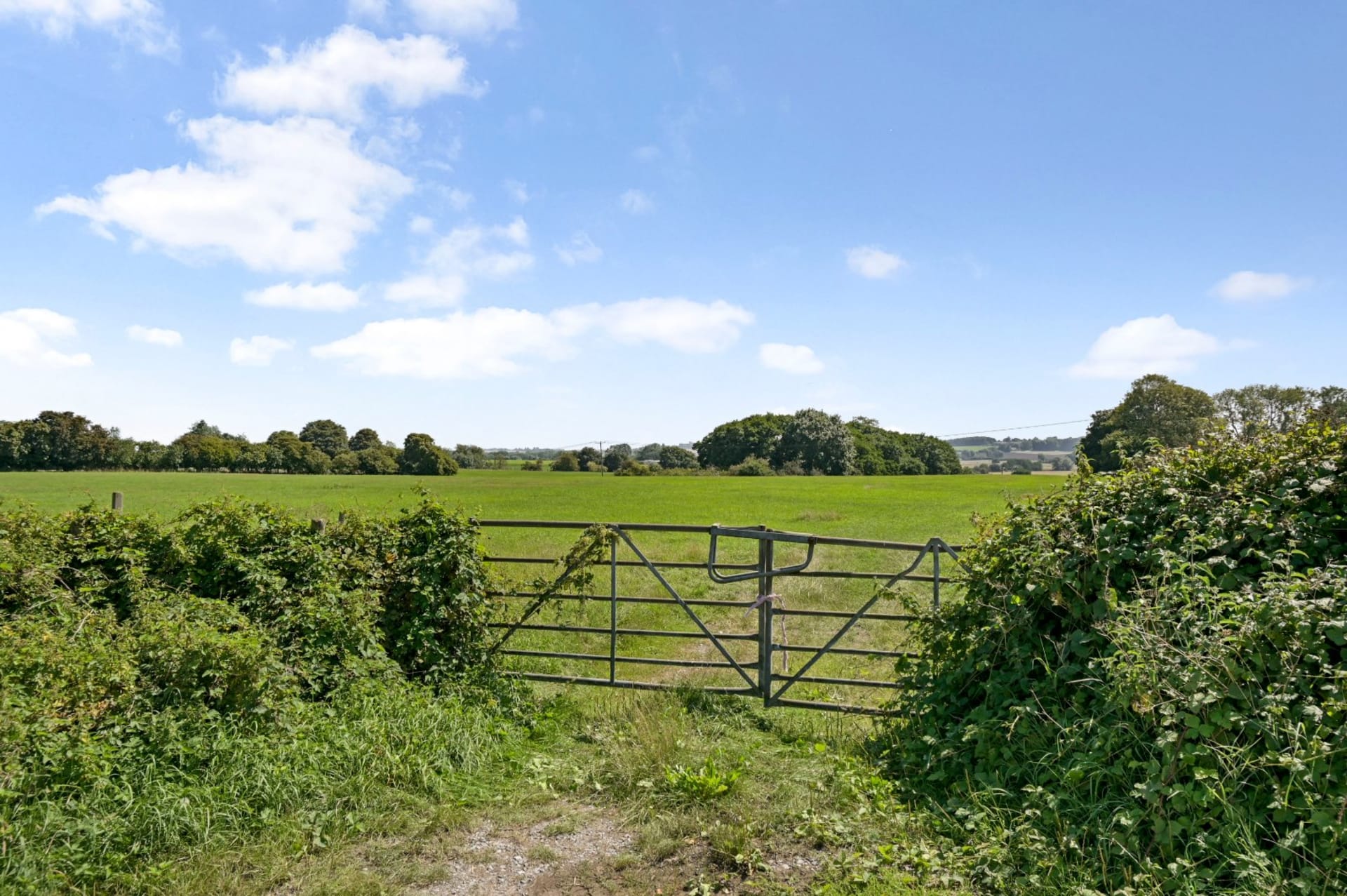 Mersham — £225,000