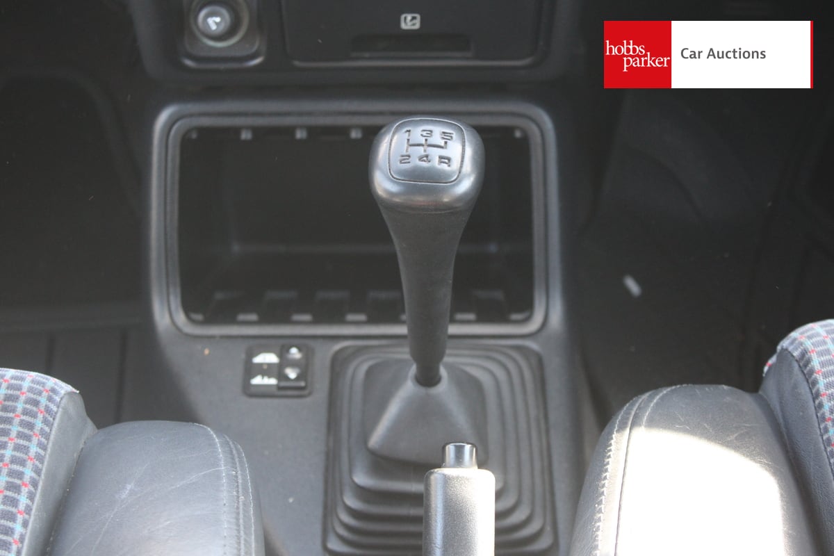FORD ESCORT XR3I CONVERTIBLE image 22