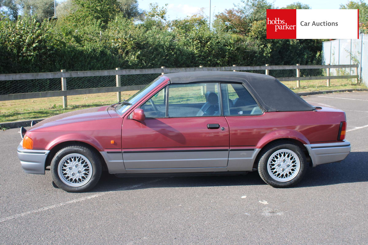 FORD ESCORT XR3I CONVERTIBLE image 7