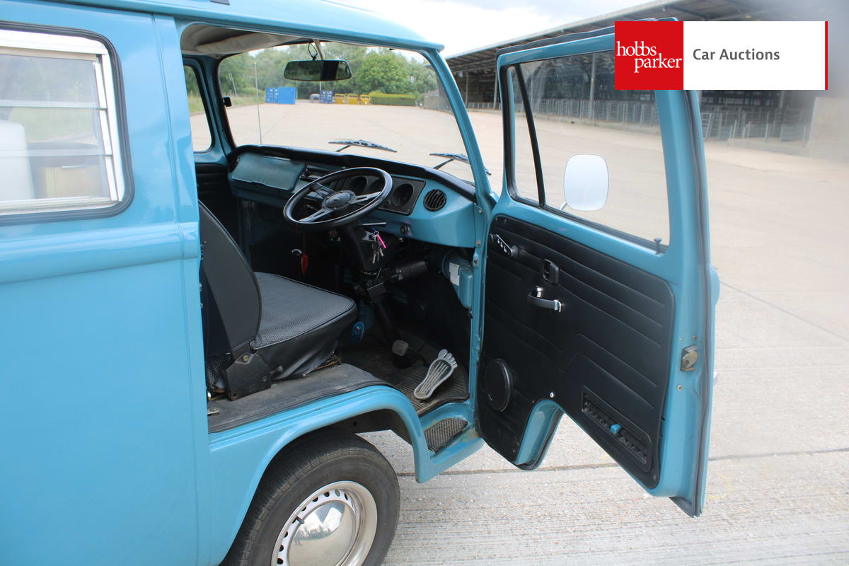 VOLKSWAGEN CAMPER VAN image 33
