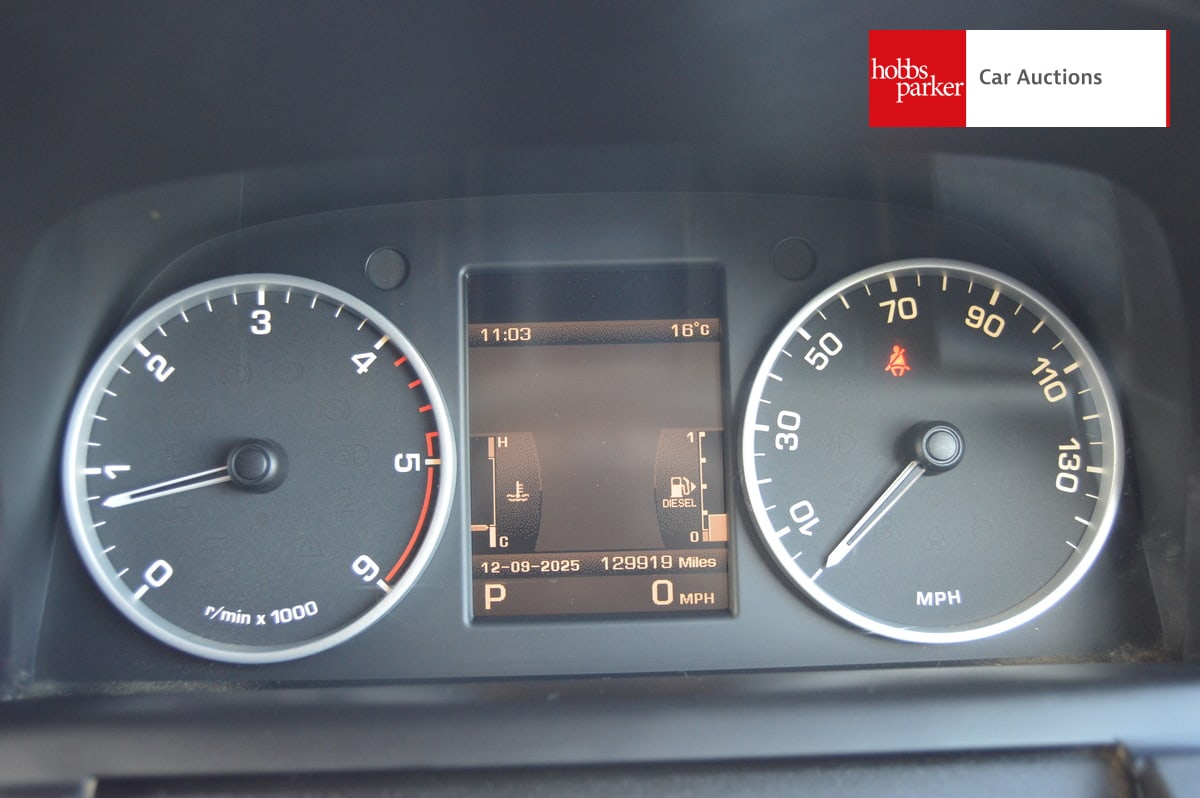 LAND ROVER DISCOVERY SDV6 AUTO 245 Commercial image 11