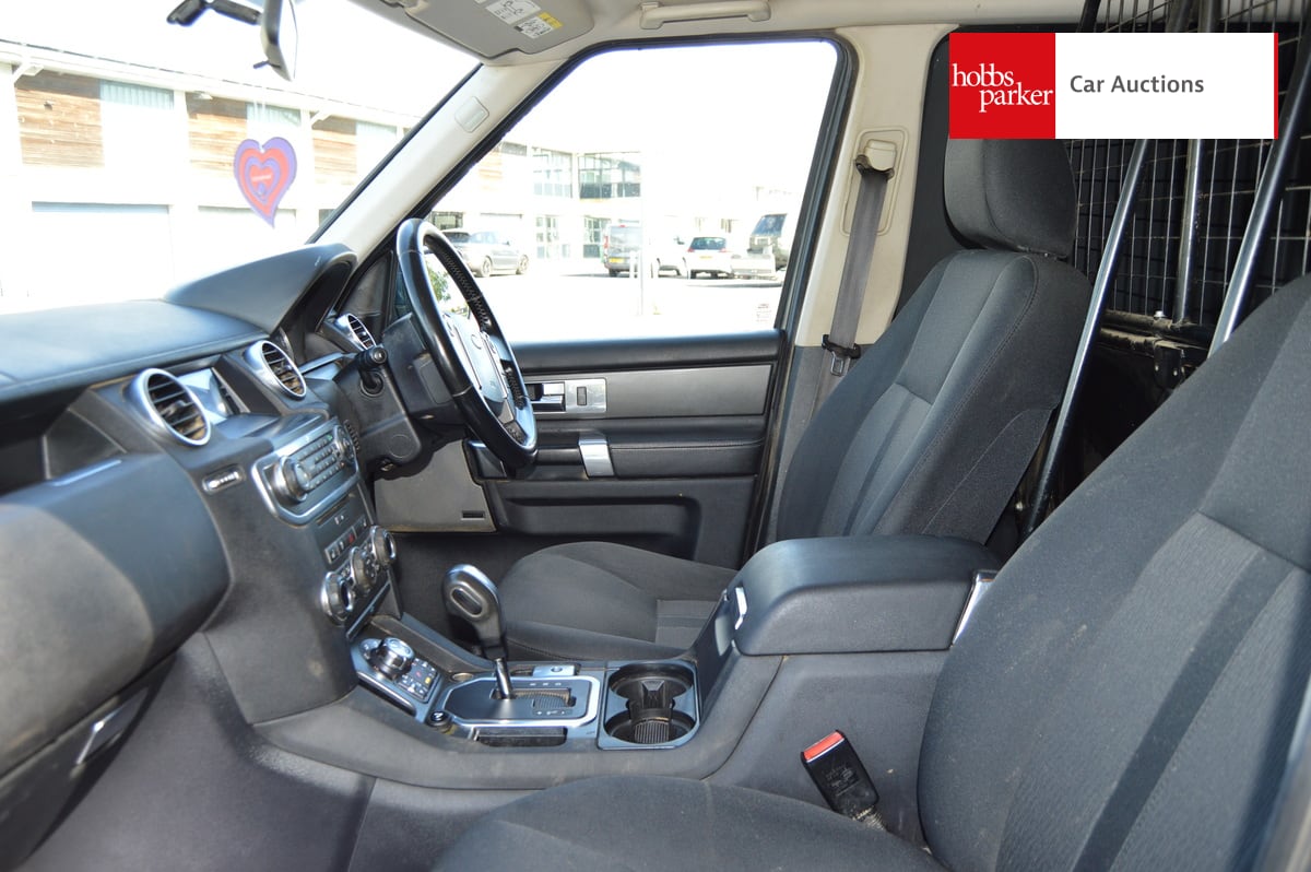 LAND ROVER DISCOVERY SDV6 AUTO 245 Commercial image 8