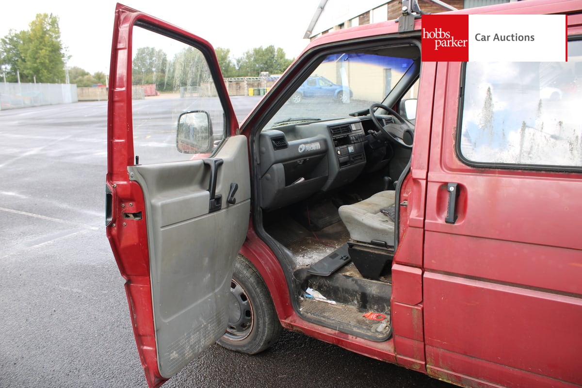VOLKSWAGEN TRANSPORTER CARAVELLE image 12