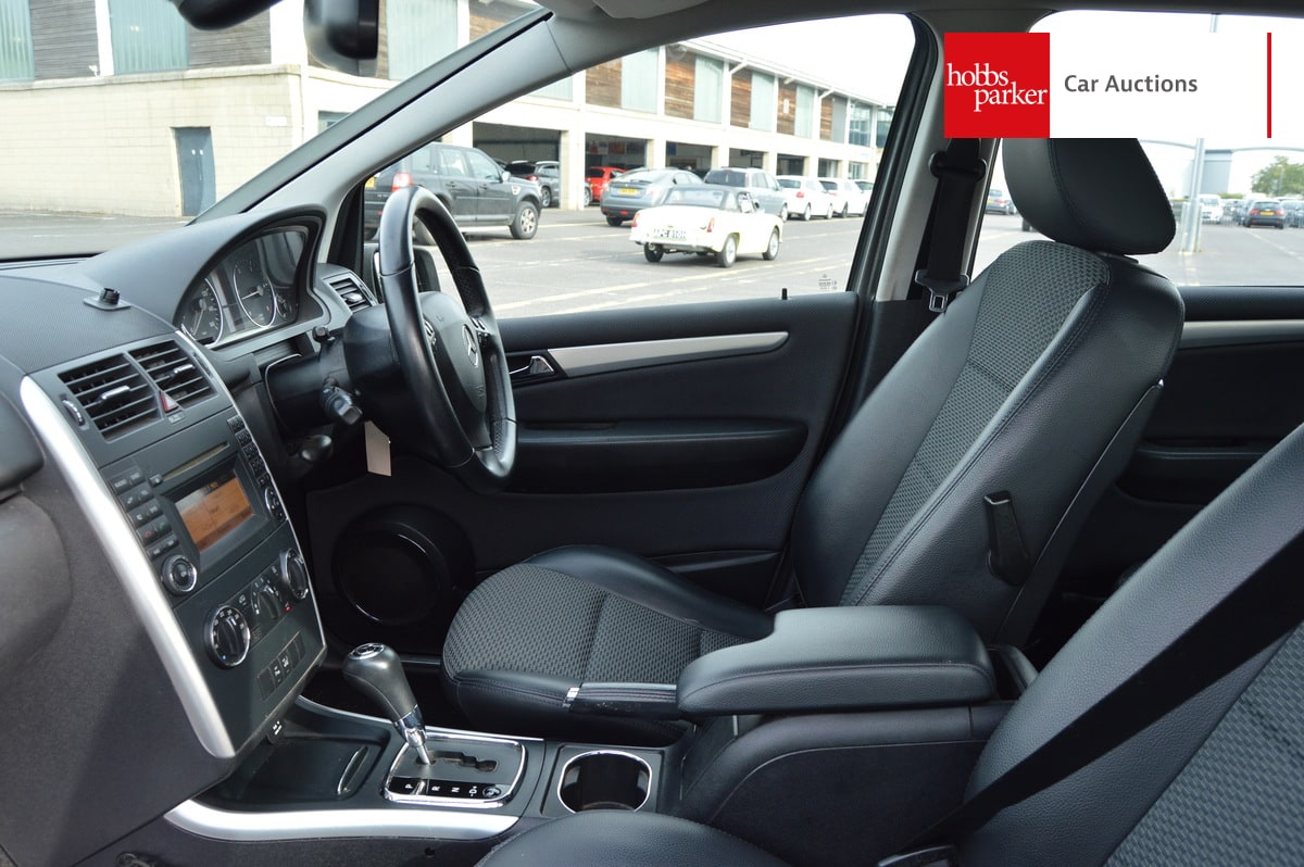 MERCEDES A180CDI AVANTGARDE SE CVT image 13