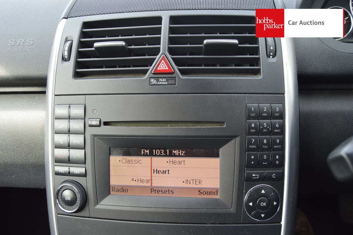 MERCEDES A180CDI AVANTGARDE SE CVT image 18