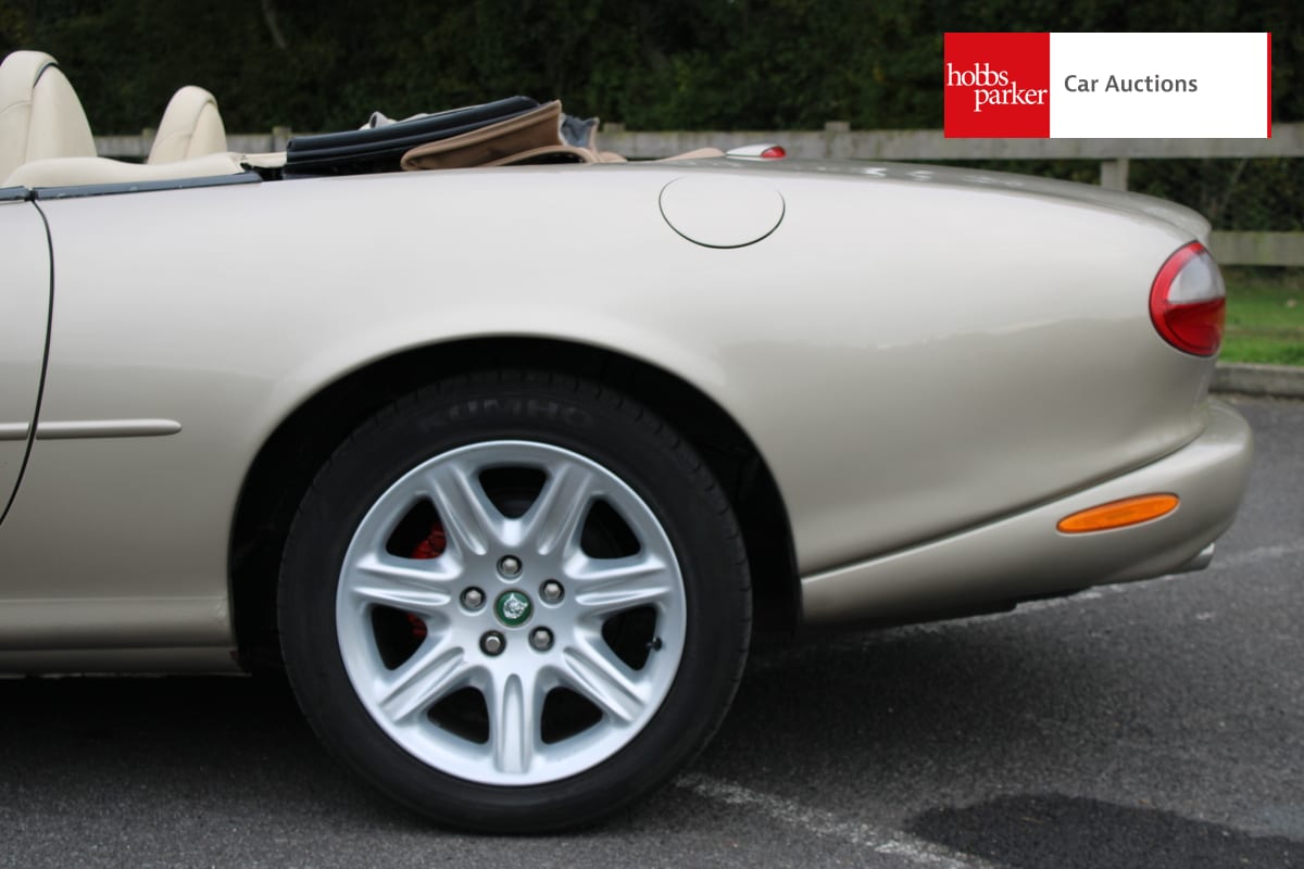 JAGUAR XK8 CONVERTIBLE AUTO image 11