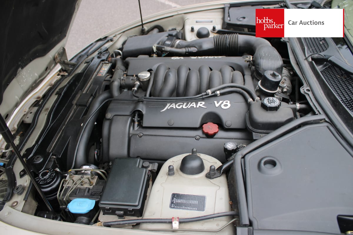 JAGUAR XK8 CONVERTIBLE AUTO image 31
