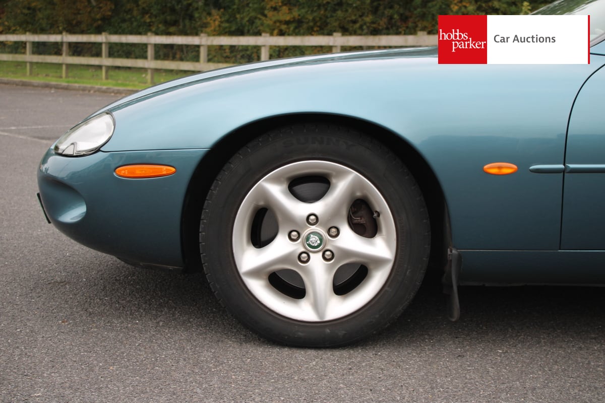 JAGUAR XK8 COUPE AUTO image 10