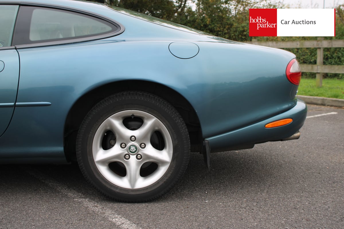 JAGUAR XK8 COUPE AUTO image 11