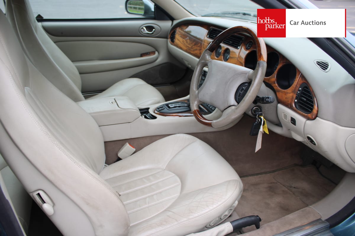JAGUAR XK8 COUPE AUTO image 15