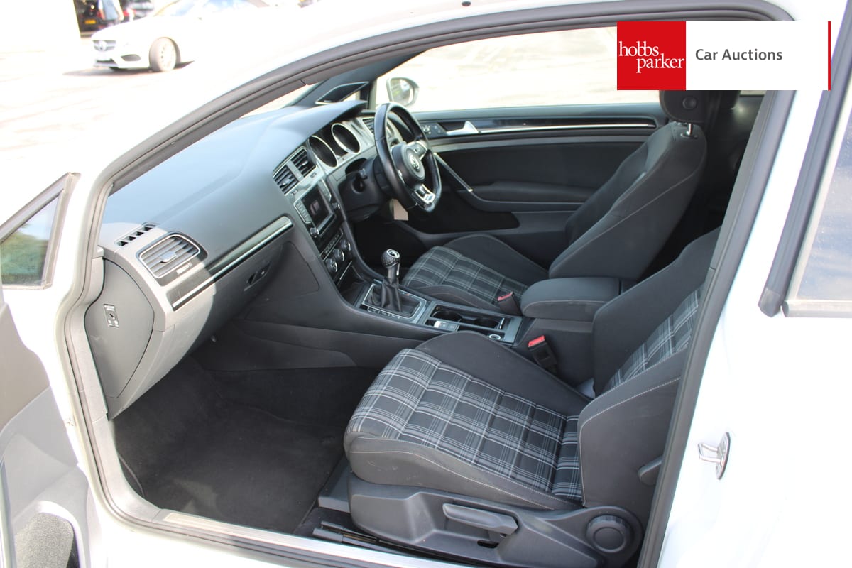 VOLKSWAGEN GOLF GTD image 13