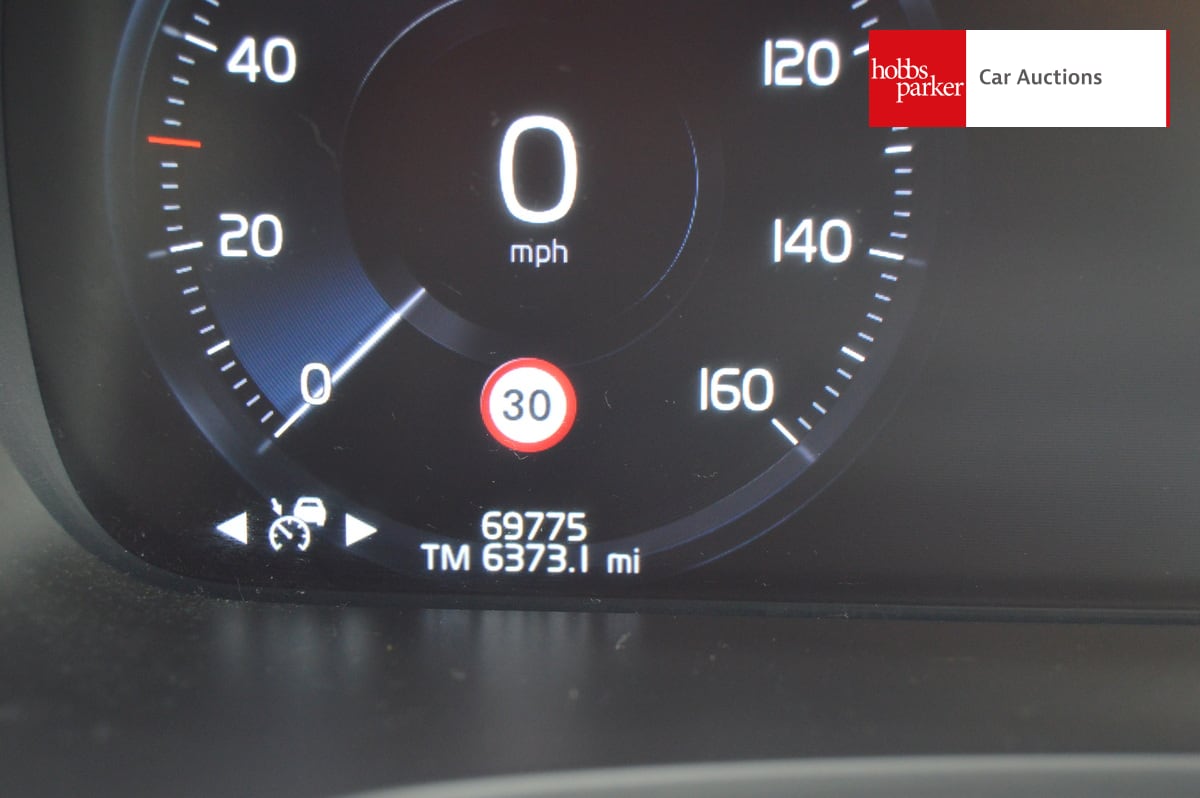 VOLVO S90 MOMENTUM PRO D4 AUTO image 17
