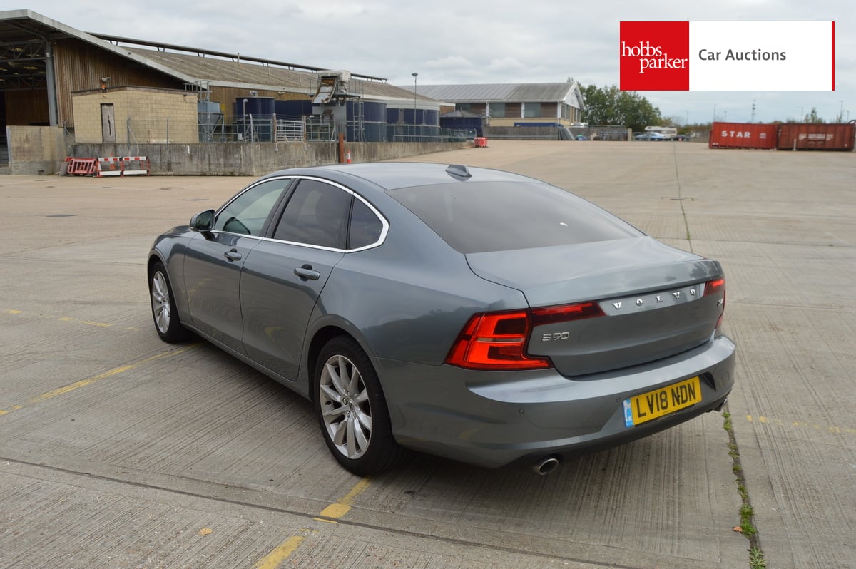 VOLVO S90 MOMENTUM PRO D4 AUTO image 5