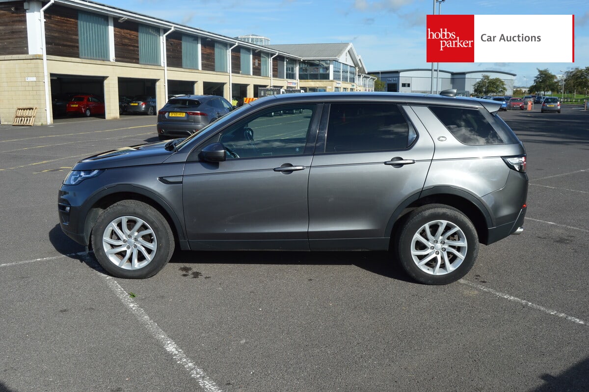 LAND ROVER DISCOVERY SPORT SE TECH TD4 A image 6