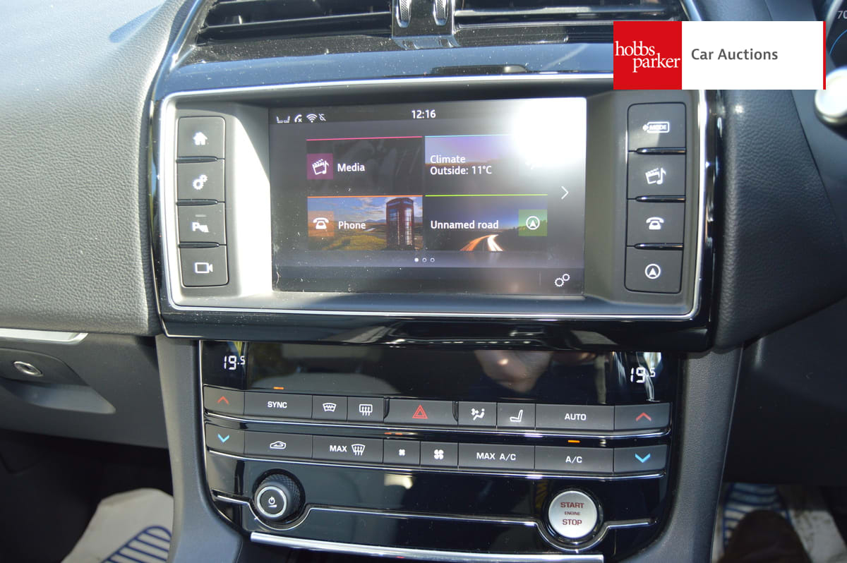 JAGUAR F-PACE PRESTIGE AWD D AUTO image 18