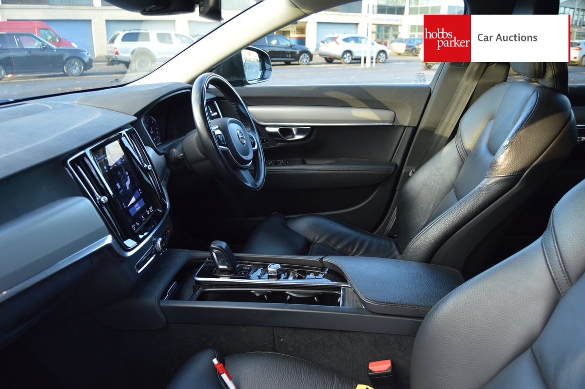 VOLVO V90 MOMENTUM B4 MHEV AUTO image 13