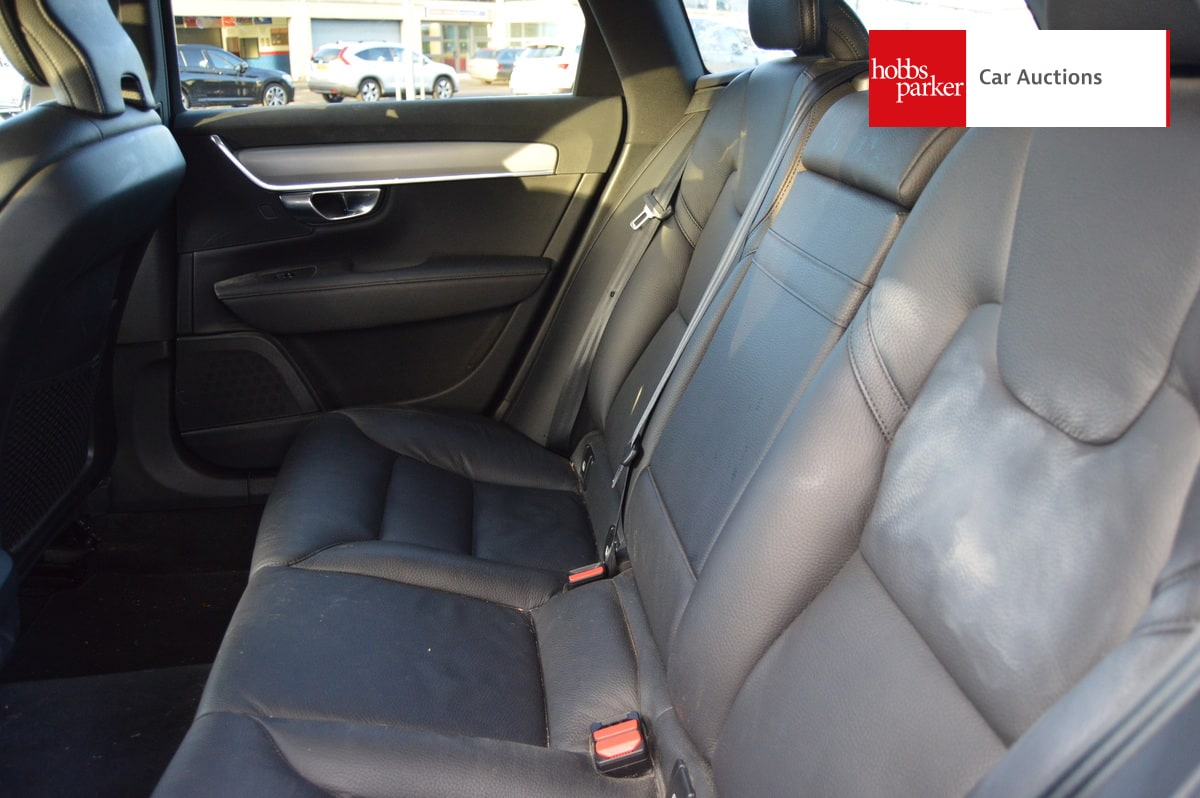 VOLVO V90 MOMENTUM B4 MHEV AUTO image 14