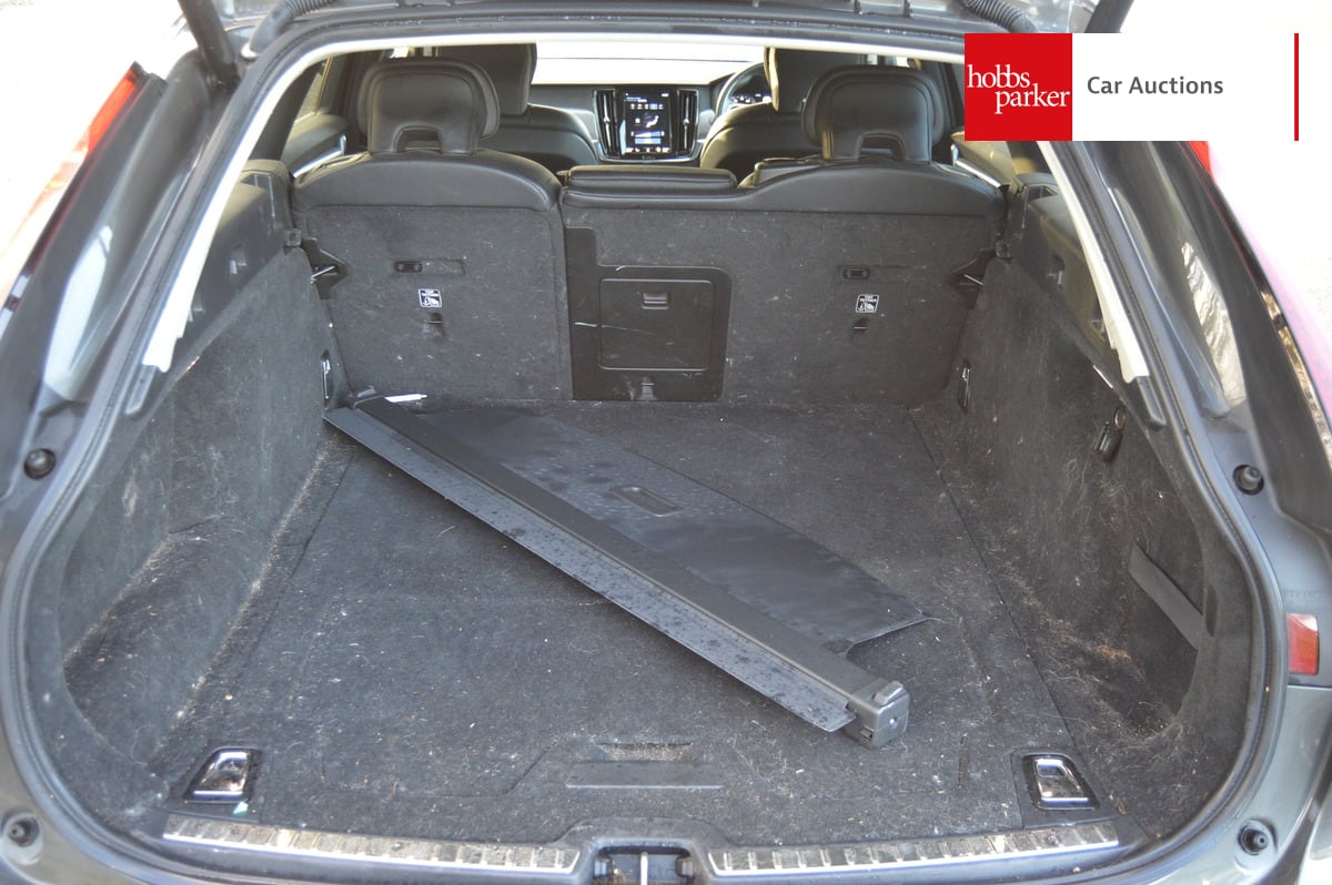 VOLVO V90 MOMENTUM B4 MHEV AUTO image 15