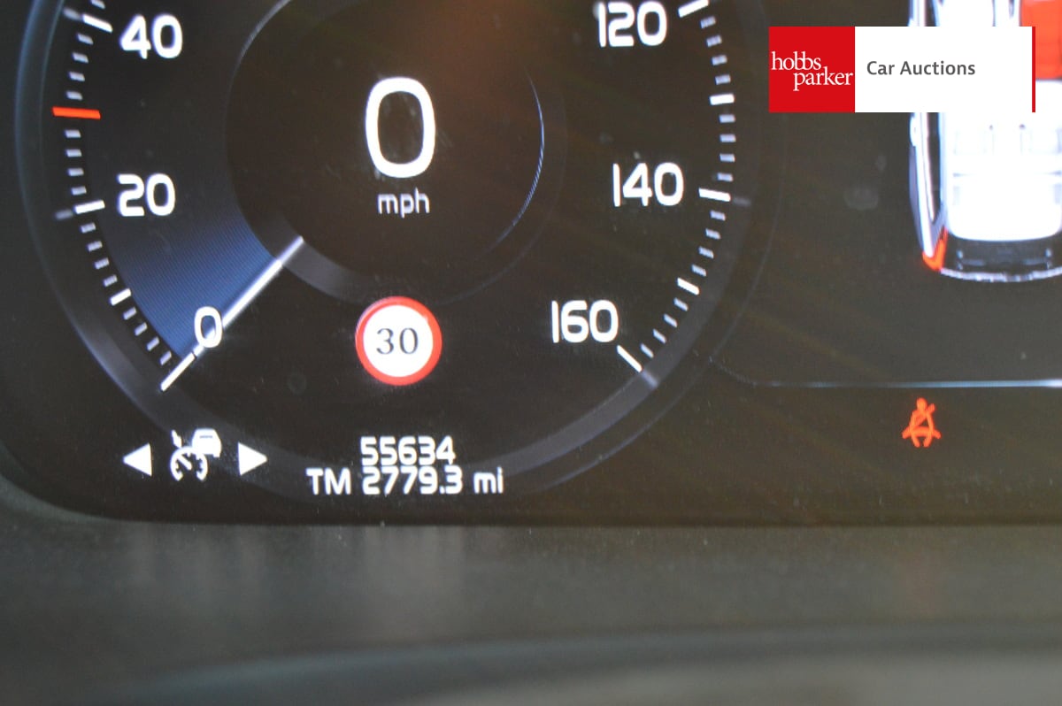 VOLVO V90 MOMENTUM B4 MHEV AUTO image 17