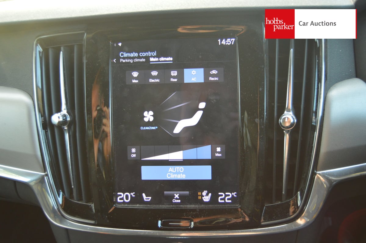 VOLVO V90 MOMENTUM B4 MHEV AUTO image 18