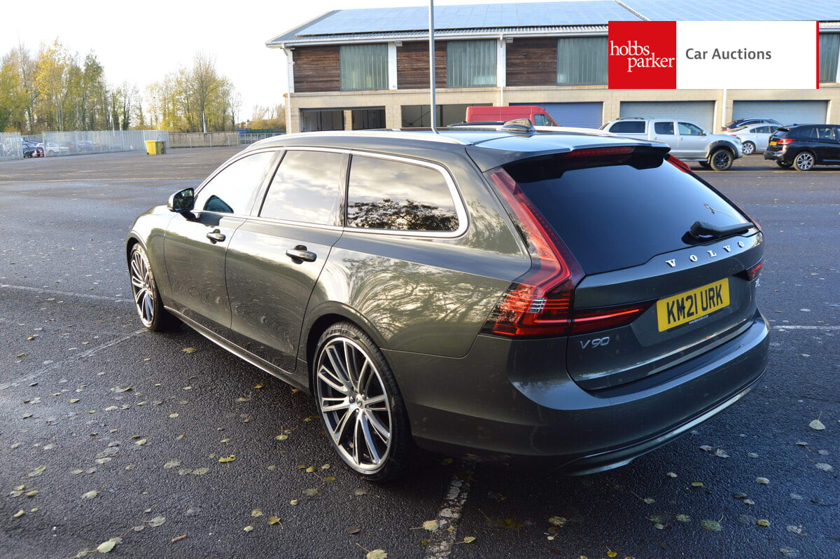 VOLVO V90 MOMENTUM B4 MHEV AUTO image 5