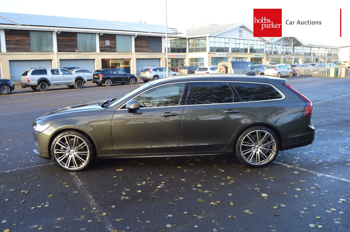 VOLVO V90 MOMENTUM B4 MHEV AUTO image 6