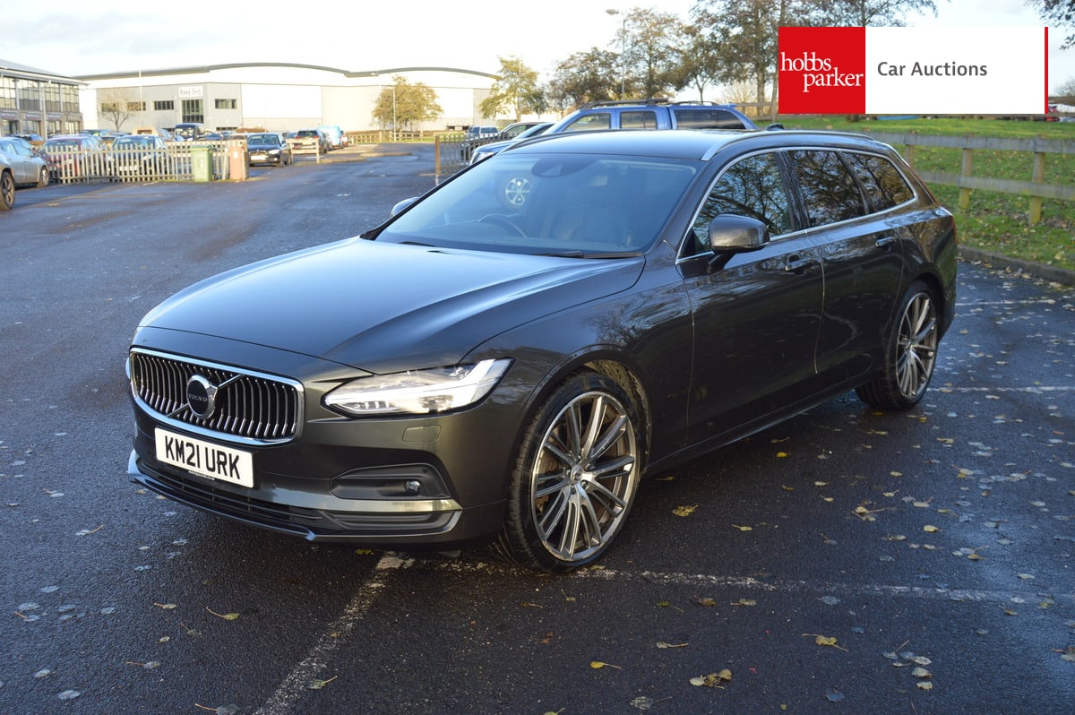 VOLVO V90 MOMENTUM B4 MHEV AUTO image 7